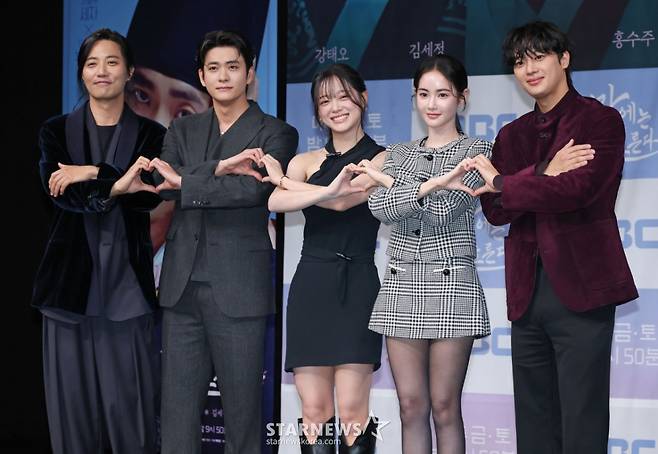 배우 진구, 강태오, 김세정, 홍수주, 이신영이 30일 오전 서울 마포구 상암동 MBC 사옥에서 진행된 금토드라마 '이강에는 달이 흐른다' 제작발표회에 참석해 포즈를 취하고 있다.  웃음을 잃은 세자와 기억을 잃은 부보상의 영혼 체인지 역지사지(易地四肢) 로맨스 판타지 사극 '이강에는 달이 흐른다'는 11월 7일 첫 방송된다. /2025.10.30 /사진=이동훈 photoguy@