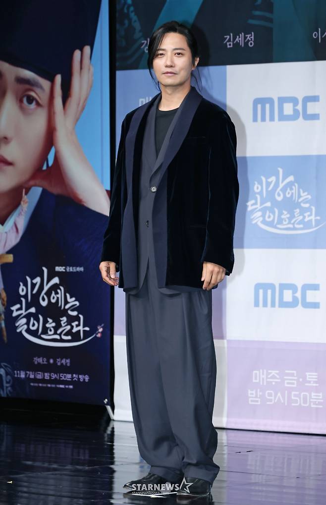 배우 진구가 30일 오전 서울 마포구 상암동 MBC 사옥에서 진행된 금토드라마 '이강에는 달이 흐른다' 제작발표회에 참석해 포즈를 취하고 있다.  웃음을 잃은 세자와 기억을 잃은 부보상의 영혼 체인지 역지사지(易地四肢) 로맨스 판타지 사극 '이강에는 달이 흐른다'는 11월 7일 첫 방송된다. /2025.10.30 /사진=이동훈 photoguy@