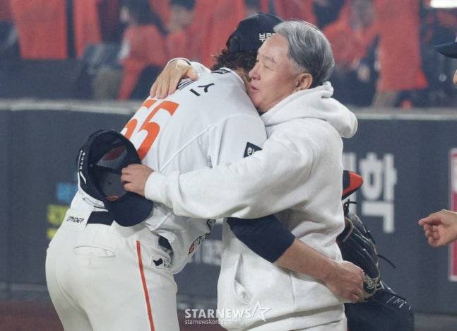 플레이오프 5차전에서 경기를 매조진 와이스(왼쪽)가 김경문 감독과 포옹을 하고 있다. /사진=강영조 선임기자