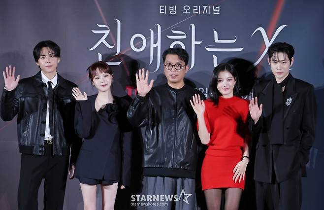 배우 김도훈, 이열음, 이응복 감독, 배우 김유정, 김영대가 30일 오후 서울 CGV용산아이파크몰에서 진행된 티빙 오지지널 시리즈 '친애하는 X' 제작발표회에 참석해 포즈를 취하고 있다.  지옥에서 벗어나 가장 높은 곳으로 올라가기 위해 가면을 쓴 여자 '백아진' 그리고 그녀에게 잔혹하게 짓밟힌 X들의 이야기 '친애하는 X'는  11월 6일 공개된다. /2025.10.30 /사진=이동훈 photoguy@