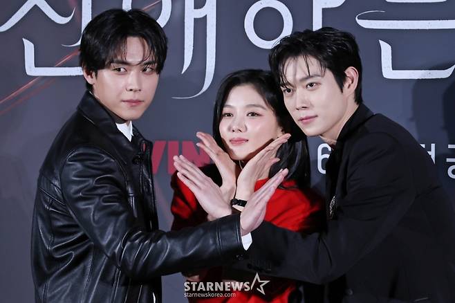 배우 김도훈, 김유정, 김영대가 30일 오후 서울 CGV용산아이파크몰에서 진행된 티빙 오지지널 시리즈 '친애하는 X' 제작발표회에 참석해 포즈를 취하고 있다.  지옥에서 벗어나 가장 높은 곳으로 올라가기 위해 가면을 쓴 여자 '백아진' 그리고 그녀에게 잔혹하게 짓밟힌 X들의 이야기 '친애하는 X'는  11월 6일 공개된다. /2025.10.30 /사진=이동훈 photoguy@