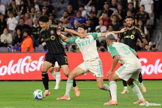 손흥민(왼쪽)이 30일 오전 11시 30분(한국시간) 미국 캘리포니아주 로스앤젤레스의 BMO 스타디움에서 열린 2025 메이저리그사커(MLS)컵 플레이오프(PO) 1라운드 1차전에서 오스틴FC를 상대로 드리블 돌파하고 있다. /AFPBBNews=뉴스1