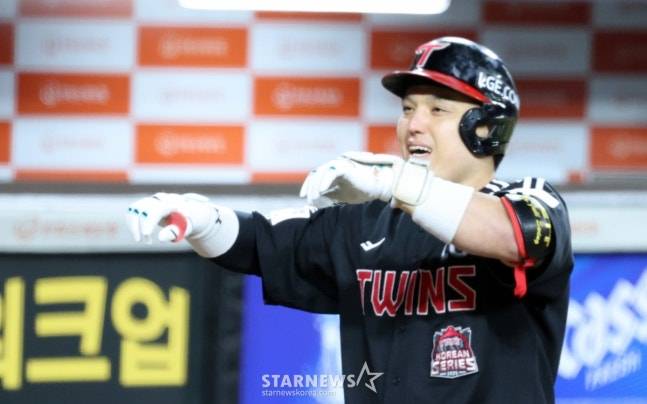 박동원이 9회초 홈런을 날린 뒤 세리머니를 하고 있다. /사진=강영조 선임기자