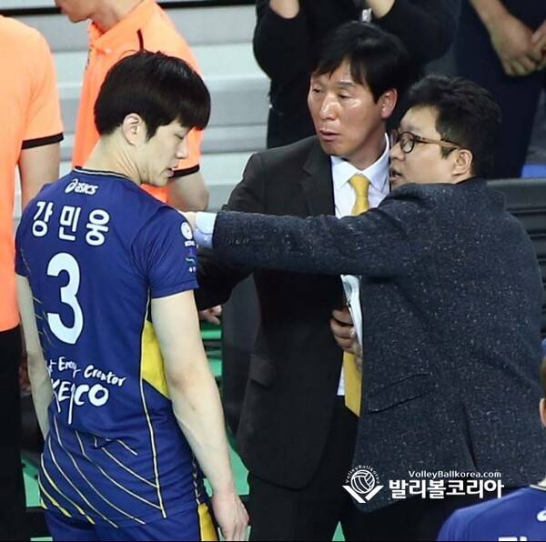 (발리볼코리아닷컴 DB사진) 14일(화) 인천 계양구 계양체육관에서 열린 NH농협 프로배구 2016~2017 V리그 5라운드 남자부 대한항공 vs 한국전력 인천경기 1세트에서 발생한 한국전력 강민웅 유니폼 논란과 관련해서 한국배구연맹 홍보팀 이현우과장이 신영철감독에게 설명을 하는 모습.2017.02.14.