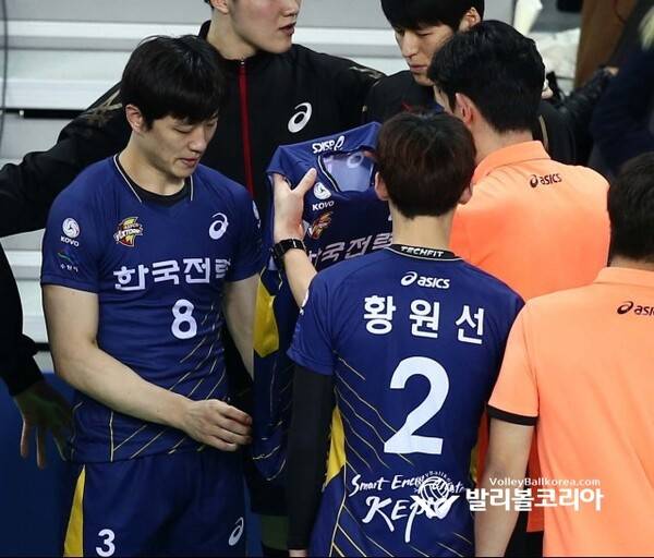 (발리볼코리아닷컴 DB사진)14일(화) 인천 계양구 계양체육관에서 열린 NH농협 프로배구 2016~2017 V리그 5라운드 남자부 대한항공 vs 한국전력 인천경기 1세트에서 발생한 한국전력 강민웅 유니폼 논란과 관련해서 후인정코치가 민소매 유니폼안에 반팔 유니폼을 입히는 모습.2017.02.14.