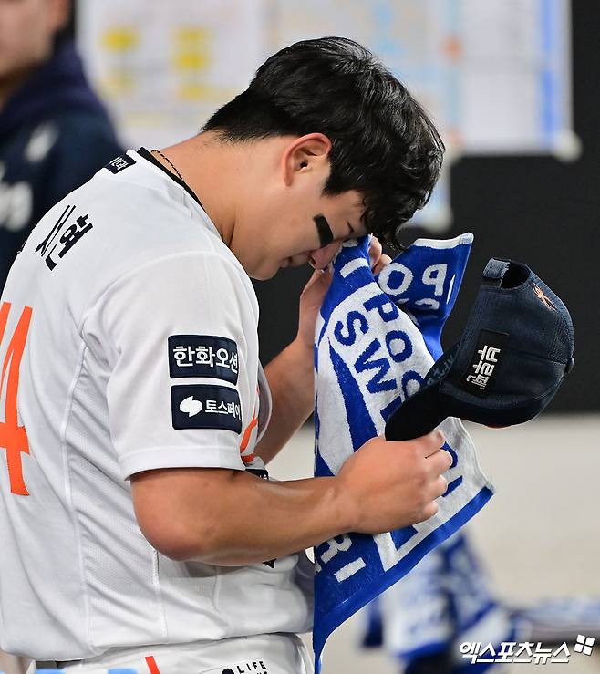 29일 오후 대전 한화생명 볼파크에서 열린 '2025 신한 SOL Bank KBO 한국시리즈' LG 트윈스와 한화 이글스의 3차전 경기, 한화가 8회에만 6점을 뽑아내며 LG에 7:3으로 역전승을 거뒀다.  이날 경기에서 승리한 한화 김서현이 눈물을 흘리고 있다. 대전, 김한준 기자