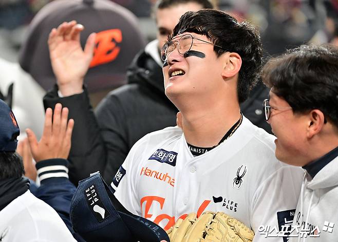 29일 오후 대전 한화생명 볼파크에서 열린 '2025 신한 SOL Bank KBO 한국시리즈' LG 트윈스와 한화 이글스의 3차전 경기, 한화가 8회에만 6점을 뽑아내며 LG에 7:3으로 역전승을 거뒀다.  이날 경기에서 승리한 한화 김서현이 기뻐하고 있다. 대전, 김한준 기자