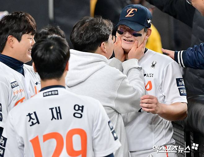 29일 오후 대전 한화생명 볼파크에서 열린 '2025 신한 SOL Bank KBO 한국시리즈' LG 트윈스와 한화 이글스의 3차전 경기, 한화가 8회에만 6점을 뽑아내며 LG에 7:3으로 역전승을 거뒀다.  이날 경기에서 승리한 한화 김서현이 축하를 받고 있다. 대전, 김한준 기자