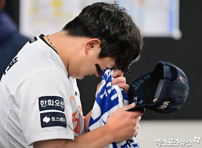 29일 오후 대전 한화생명 볼파크에서 열린 '2025 신한 SOL Bank KBO 한국시리즈' LG 트윈스와 한화 이글스의 3차전 경기, 한화가 8회에만 6점을 뽑아내며 LG에 7:3으로 역전승을 거뒀다.  이날 경기에서 승리한 한화 김서현이 눈물을 흘리고 있다. 대전, 김한준 기자