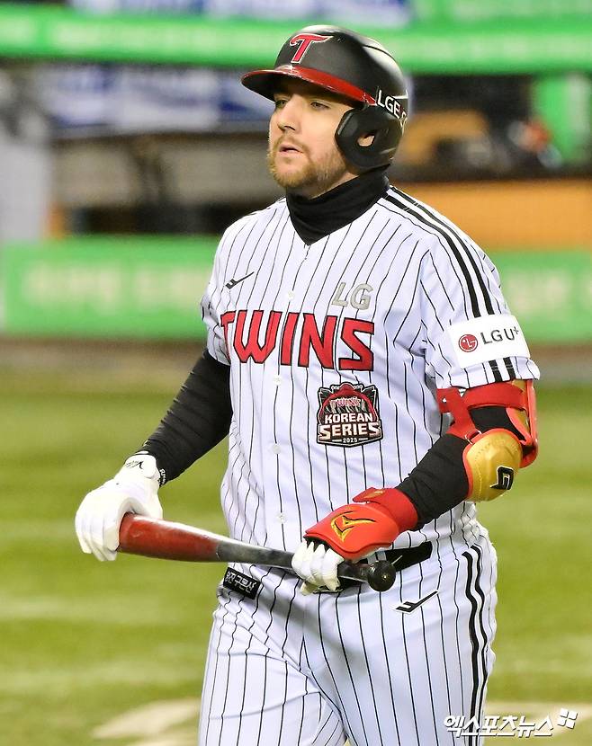27일 오후 서울 송파구 잠실야구장에서 열린 '2025 신한 SOL Bank KBO 한국시리즈' 한화 이글스와 LG 트윈스의 2차전 경기, 2회말 2사 2루 LG 오스틴이 헛스윙 삼진을 당한 후 아쉬워하고 있다. 엑스포츠뉴스 DB