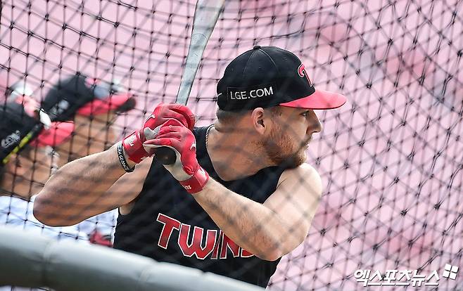 26일 오후 서울 송파구 잠실야구장에서 열리는 '2025 신한 SOL Bank KBO 한국시리즈' 한화 이글스와 LG 트윈스의 1차전 경기에 앞서 LG 오스틴이 타격 훈련을 하고 있다. 엑스포츠뉴스 DB