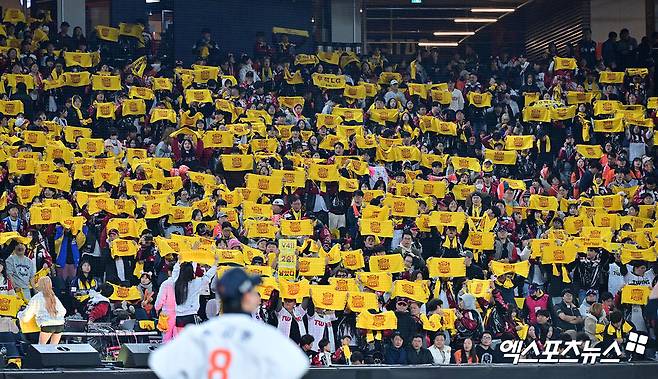 KBO는 29일 대전 한화생명 볼파크에서 열린 2025 신한 SOL Bank KBO리그 한화 이글스와 LG 트윈스의 한국시리즈 4차전 1만6750석이 모두 들어차며 만원관중을 달성했다고 밝혔다. 안 그래도 '1초 만에 매진된다'는 말이 나올 정도로 티켓 구하기가 어려운 볼파크, 19년 만의 한국시리즈에서는 표 구하기가 '하늘의 별 따기'다. KBO 포스트시즌 매진 행진은 지난 2023년 11월 7일 잠실구장에서 개최된 KT 위즈와 LG의 한국시리즈 1차전부터로, 어느 덧 36경기 연속 매진이다. 대전, 김한준 기자
