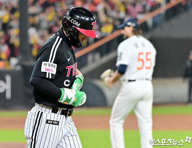 30일 오후 대전 한화생명 볼파크에서 열린 '2025 신한 SOL Bank KBO 한국시리즈' LG 트윈스와 한화 이글스의 4차전 경기, 3회초 1사 LG 박해민이 볼넷으로 출루하고 있다. 대전, 김한준 기자