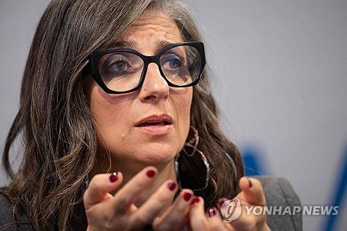 알바네제 유엔 팔레스타인 점령지 특별보고관 (케이프타운 AFP=연합뉴스) 2025년 10월 28일 남아프리카공화국 케이프타운에서 미국 뉴욕 유엔본부로 중계되는 영상연설을 통해 '가자 집단학살: 집단적 범죄' 보고서의 내용을 발표하는 프란체스카 알바네제 유엔 팔레스타인 점령지 특별보고관. (Photo by RODGER BOSCH / AFP) 2025.10.30.