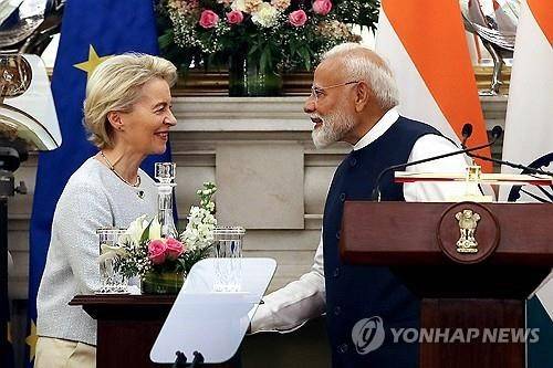 폰데어라이엔 EU 집행위원장(왼쪽)과 모디 인도 총리 [EPA 연합뉴스 자료사진. 재판매 및 DB 금지]