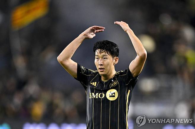 팬들의 호응 유도하는 손흥민 [Kelvin Kuo-Imagn Images/로이터=연합뉴스]