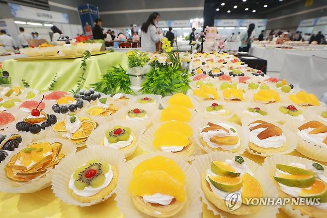 화려한 디저트 (서울=연합뉴스) 진연수 기자 = 19일 서울 서초구 aT센터에서 열린 '2025 KOREA 월드 푸드 챔피언십'에서 경연 작품들이 전시되어 있다. 2025.10.19 jin90@yna.co.kr