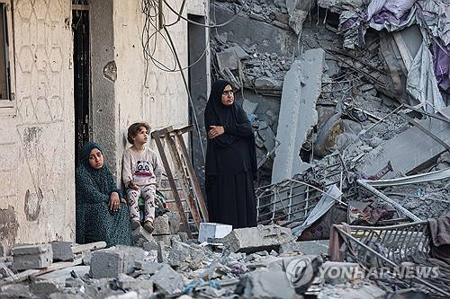 28일 이스라엘의 공습으로 무너진 가자시티 건물 [AFP=연합뉴스 자료사진]