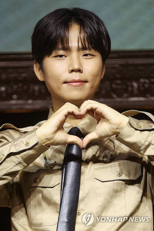 가수 정승환, 정규앨범 '사랑이라 불린' 으로 컴백 (서울=연합뉴스) 류효림 기자 = 가수 정승환이 30일 서울 서대문구 예스24 원더로크홀에서 열린 정규 앨범 '사랑이라 불린' 발매 기념 쇼케이스에서 포즈를 취하고 있다. 2025.10.30 ryousanta@yna.co.kr