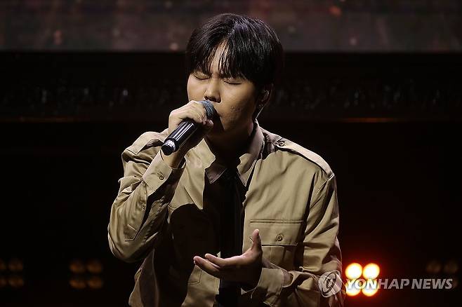 새 앨범 타이틀곡 '앞머리' 열창하는 정승환 (서울=연합뉴스) 류효림 기자  = 가수 정승환이 30일 서울 서대문구 예스24 원더로크홀에서 열린 정규 앨범 '사랑이라 불린' 발매 기념 쇼케이스에서 타이틀곡 '앞머리'를 열창하고 있다. 2025.10.30 ryousanta@yna.co.kr