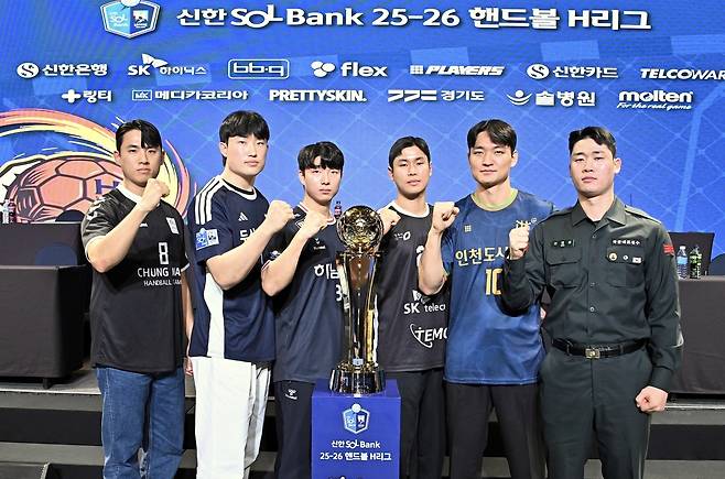 남자 핸드볼 6개 구단 선수들의 모습.  [한국핸드볼연맹 제공. 재판매 및 DB 금지]