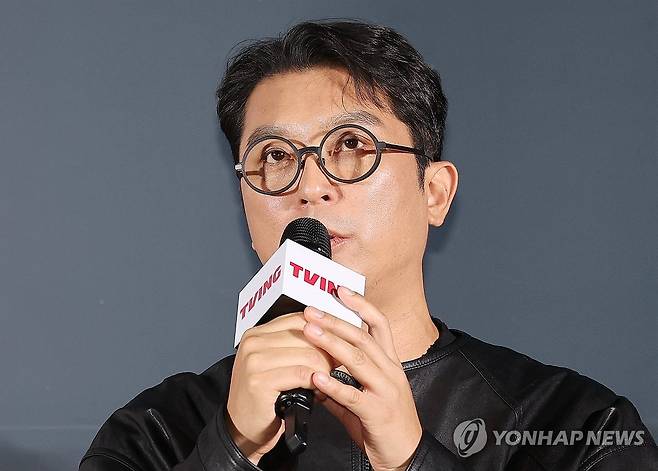 '친애하는 X' 연출한 이응복 감독 (서울=연합뉴스) 이재희 기자 = 이응복 감독이 30일 서울 CGV 용산아이파크몰점에서 열린 티빙 드라마 '친애하는 X' 제작발표회에서 인사말을 하고 있다. 2025.10.30 scape@yna.co.kr