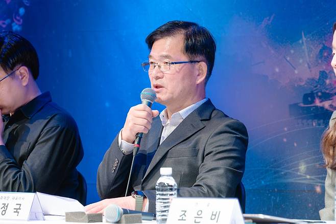 답변하는 윤정국 성남문화재단 대표 [성남문화재단 제공. 재판매 및 DB 금지]