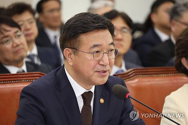 답변하는 윤호중 행정안전부 장관 (서울=연합뉴스) 박동주 기자 = 윤호중 행정안전부 장관이 30일 서울 여의도 국회 행정안전위원회에서 열린 종합감사에서 답변하고 있다. 2025.10.30 pdj6635@yna.co.kr