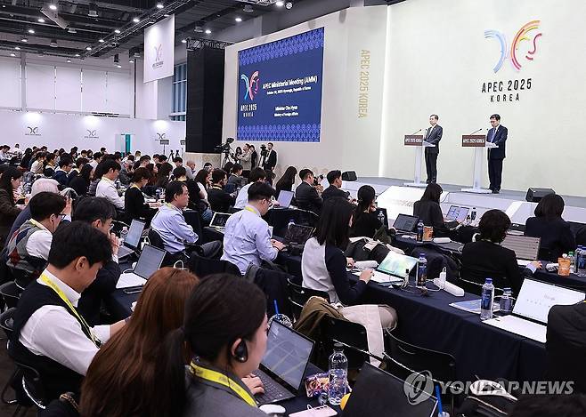 APEC 합동각료회의(AMM) 기자회견에 쏠린 눈 (경주=연합뉴스) 한종찬 기자 = 조현 외교부 장관(왼쪽), 여한구 산업통상부 통상교섭본부장이 30일 경주 국제미디어센터에서 열린 APEC 합동각료회의(AMM) 기자회견에서 취재진 질문에 답하고 있다. 2025.10.30 saba@yna.co.kr