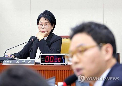 종합감사 진행하는 최민희 위원장 (서울=연합뉴스) 류영석 기자 = 30일 국회 과학기술정보방송통신위원회에서 열린 종합감사에서 최민희 위원장이 국민의힘 박정훈 의원의 사퇴 요구 발언을 듣고 있다. 2025.10.30 ondol@yna.co.kr