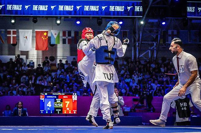 공격하는 서은수(왼쪽) (서울=연합뉴스) 서은수(왼쪽)가 26일 중국 장쑤성 우시의 타이후 인터내셔널 엑스포 센터에서 열린 2025 세계태권도선수권대회 남자 54㎏급 결승에서 공격을 시도하고 있다. 2025.10.26[세계태권도연맹 제공. 재배포 및 DB 금지] photo@yna.co.kr