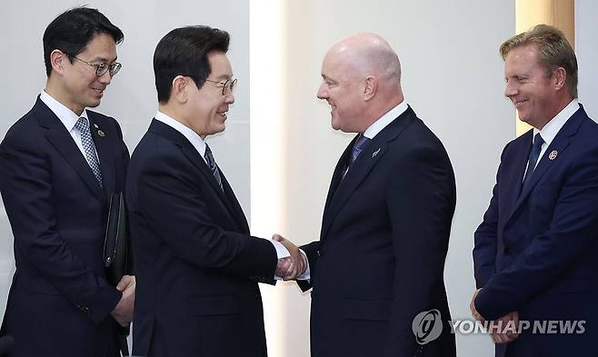 이재명 대통령, 뉴질랜드 총리와 양자회담 (경주=연합뉴스) 한상균 기자 = 이재명 대통령과 크리스토퍼 럭슨 뉴질랜드 총리가 30일 경북 경주 APEC 정상회의장에서 양자회담에 앞서 인사하고 있다. 2025.10.30 xyz@yna.co.kr