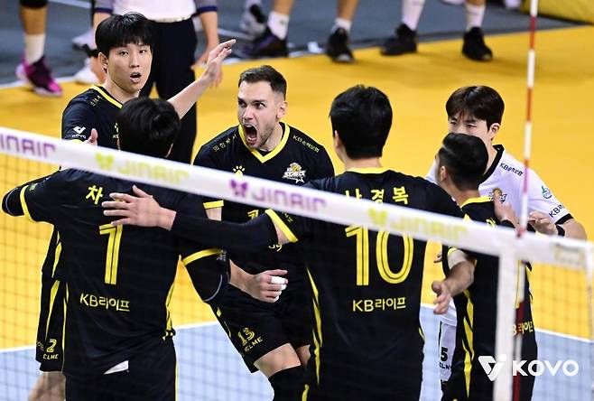 환호하는 KB손해보험 선수들 [한국배구연맹 제공. 재배포 및 DB 금지]