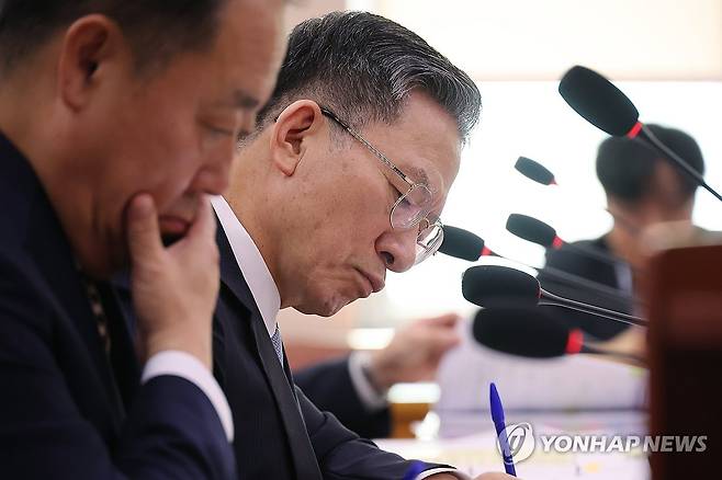 종합감사 출석한 정성호 법무부 장관 (서울=연합뉴스) 박동주 기자 = 정성호 법무부 장관이 30일 서울 여의도 국회 법제사법위원회에서 열린 종합감사에 출석해 있다. 2025.10.30 pdj6635@yna.co.kr