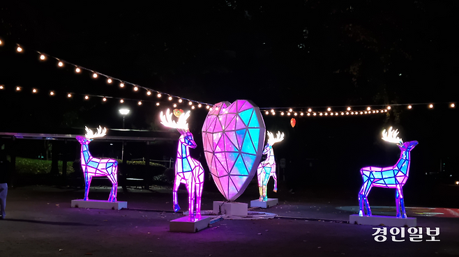사슴 조형물은 색상이 보라와 파랑 사이에서 색을 바꾼다. 찬 공기와 빛의 색이 오묘하게 어울린다고 느꼈다. 이 조형물을 두고 구리시는 ‘자유로워진 며느리의 따뜻한 마음이 빛으로 피어나 사슴들이 그 빛을 축복하며 반겨주고 있다’고 표현했다. 2025.10.27 구리/권순정기자 sj@kyeongin.com