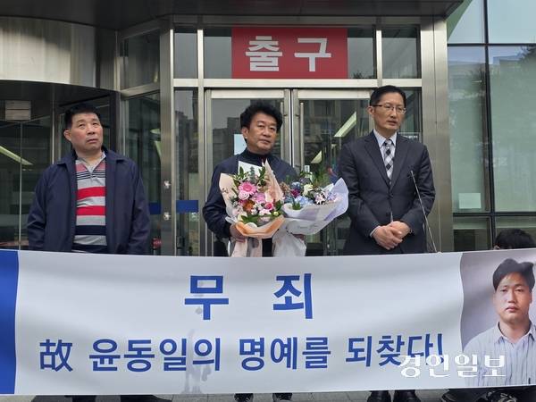 30일 수원지법 앞에서 ‘故윤동일 씨 강제추행치상 사건 재심’ 무죄 판결 이후 윤동일씨의 친형 윤동기씨와 사건을 맡은 박준영 변호사가 입장을 밝히고 있다. 앞서 이춘재 살인사건 누명으로 20년만에 무죄를 받은 윤성여씨도 함께 자리했다. 2025.10.30 /고건기자 gogosing@kyeongin.com