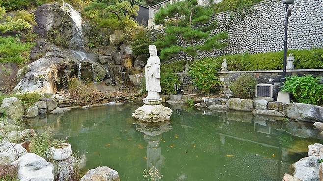 청련사 연못과 약사여래불. 청련사라는 이름은 무학대사가 법당 앞 연못에서 푸른 연꽃이 피어나는 모습을 보고 지은 이름이다. 유승혜