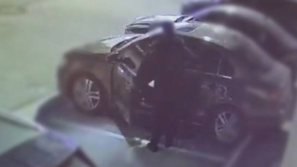 빈 차 문을 열고 차량털이를 하고 있는 모습 (위 사진은 본 기사와 직접적인 관련 없음) [사진 = 연합뉴스]&nbsp;