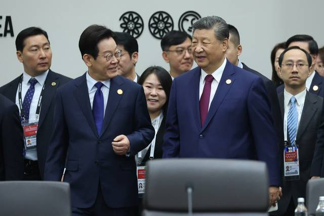 이재명 대통령이 31일 경주화백컨벤션센터(HICO)에서 열린 2025 아시아태평양경제협력체(APEC) 정상회의 제1세션에서 시진핑 중국 국가주석과 대화하고 있다. 연합뉴스