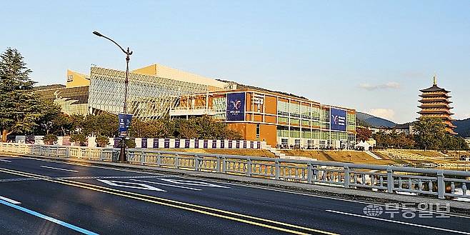 2025 아시아태평양경제협력체(APEC) 정상회의가 31일 경주 화백컨벤션센터(HICO)에서 개막한 가운데, 일반차량 통제로 일대 거리가 한산하다.최류빈기자 rubi@mdilbo.com