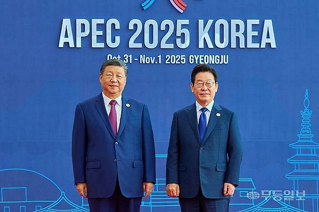 이재명 대통령과 시진핑 중국 국가주석이 31일 경북 경주화백컨벤션센터에서 열린 2025 아시아태평양경제협력체(APEC) 정상회의에서 기념촬영을 하고 있다. 대통령실