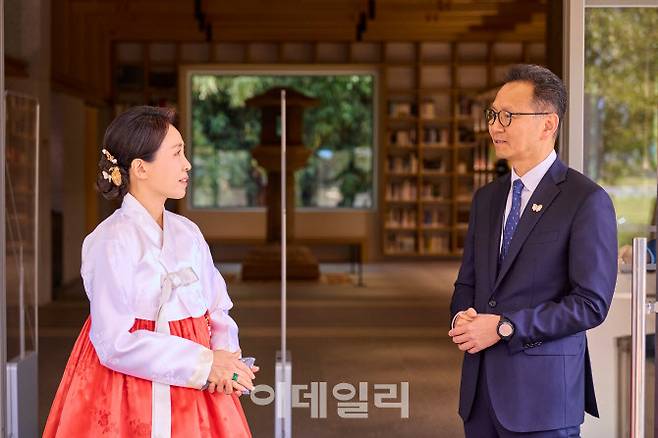김혜경 여사와 윤상덕 국립경주박물관장이 30일 경북 경주박물관 신라천년서고에서 대화를 나누고 있다.(사진=뉴스1)