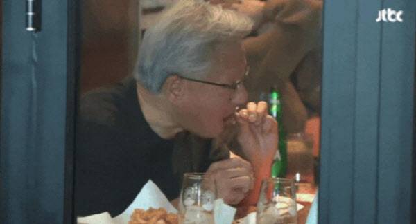 황 CEO도 치킨을 발골하고 있는 모습. (사진=온라인 커뮤니티, JTBC 캡처)