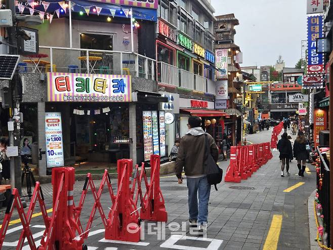 31일 이태원 거리에 인파가 몰리지 않도록 안전펜스가 세워져 있다. (사진=방보경 기자)