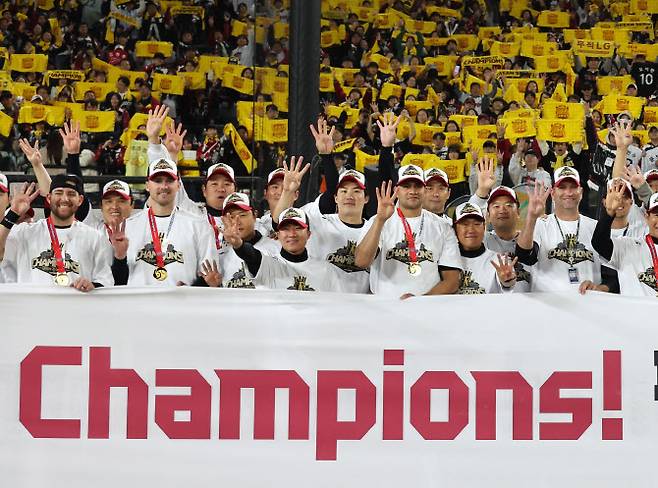 LG 트윈스 선수들이 31일 대전한화생명볼파크에서 열린 2025 프로야구 KBO리그 포스트시즌 한국시리즈에서 승리해 통합 우승을 차지한 뒤 관중과 기념사진을 찍고 있다. 사진=연합뉴스