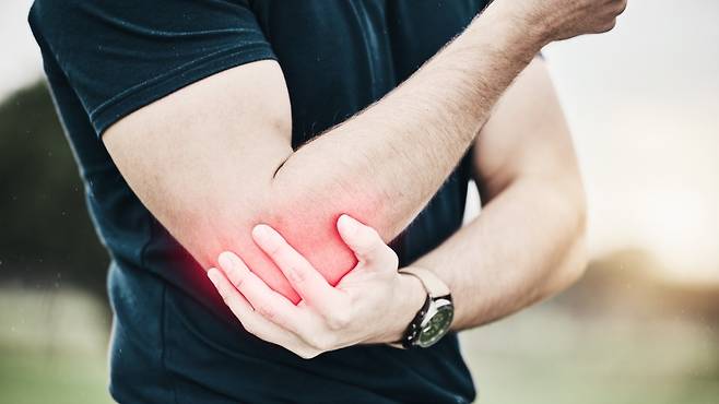 골프엘보 방치 시 단순 통증을 넘어, 손을 움직이는 것조차 힘들어질 수 있다｜출처: 클립아트코리아