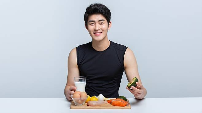 저탄고지 식단은 체중 감량, 혈당 안정 등의 효과가 있지만, 영양 불균형, 콜레스테롤 상승 등의 부작용에 주의해야 한다|출처: 게티이미지뱅크