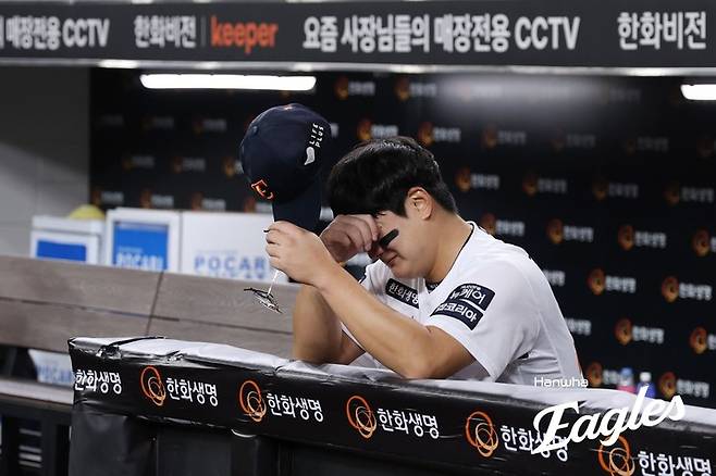 29일 대전 한화생명볼파크에서 열린 한국시리즈 3차전 경기에서 승리한 뒤 더그아웃에서 눈물을 훔치고 있는 한화 김서현