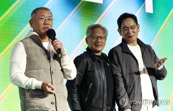 젠슨 황 엔비디아 최고경영자와 이재용 삼성전자 회장, 정의선 현대차그룹 회장이 30일 서울 코엑스에서 열린 엔비디아의 그래픽카드(GPU) '지포스' 출시 25주년 행사에 참석해 있다. 〈사진=연합뉴스〉