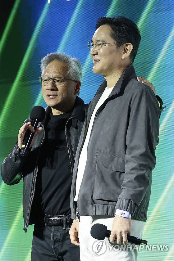 젠슨 황 엔비디아 최고경영자와 이재용 삼성전자 회장이 30일 서울 코엑스에서 열린 엔비디아의 그래픽카드(GPU) '지포스' 출시 25주년 행사에서 단상에 올라 있다. 〈사진=연합뉴스〉